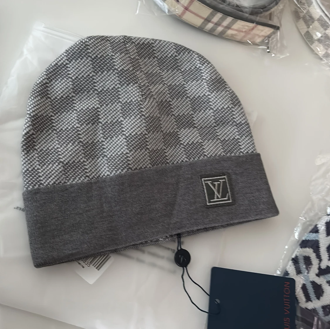 Grå rutig mössa - 1