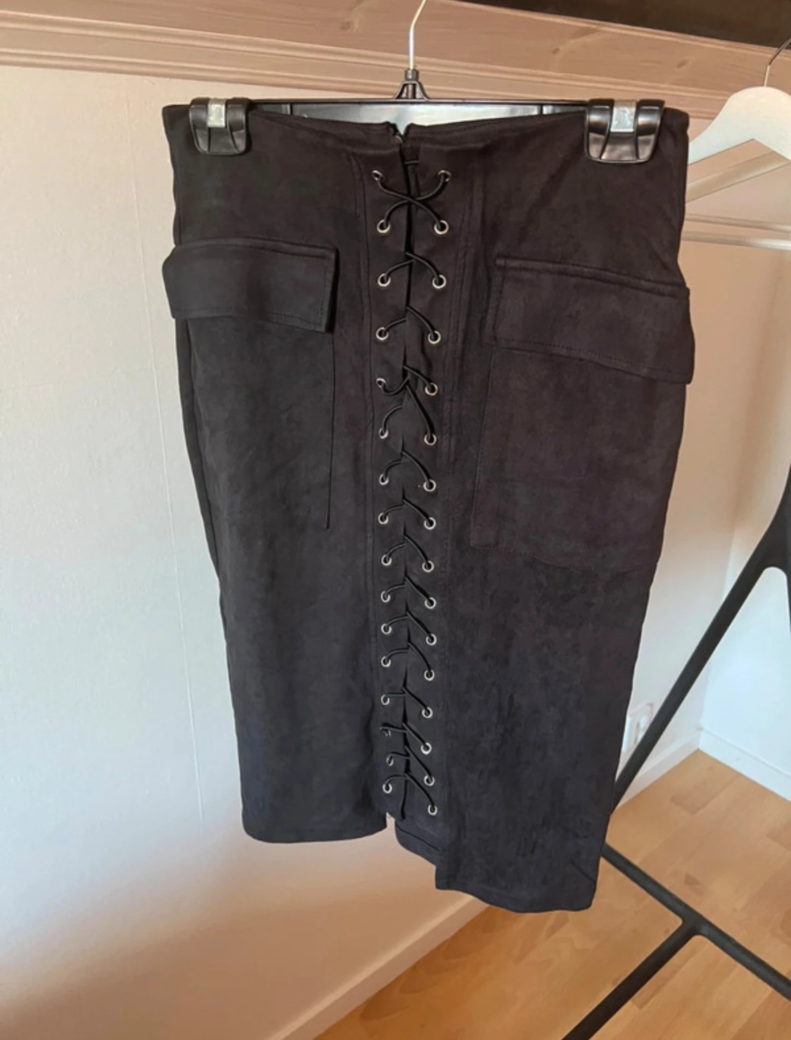 Svart kjol med snörning