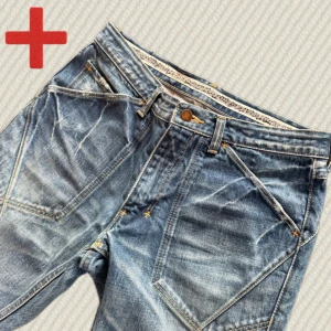 Number (N)ine SS07 Pain Denim  - Ett par riktigt feta archive  Number (N)ine Pain Denim jeans i storlek 2x30, alltså ish 28/30. Riktigt bra skick och köpta från en trusted källa. Waist: 38.5 cm Rise: 23 cm Total length: 100 cm  Inseam: 78 cm Leg opening: 19 cm