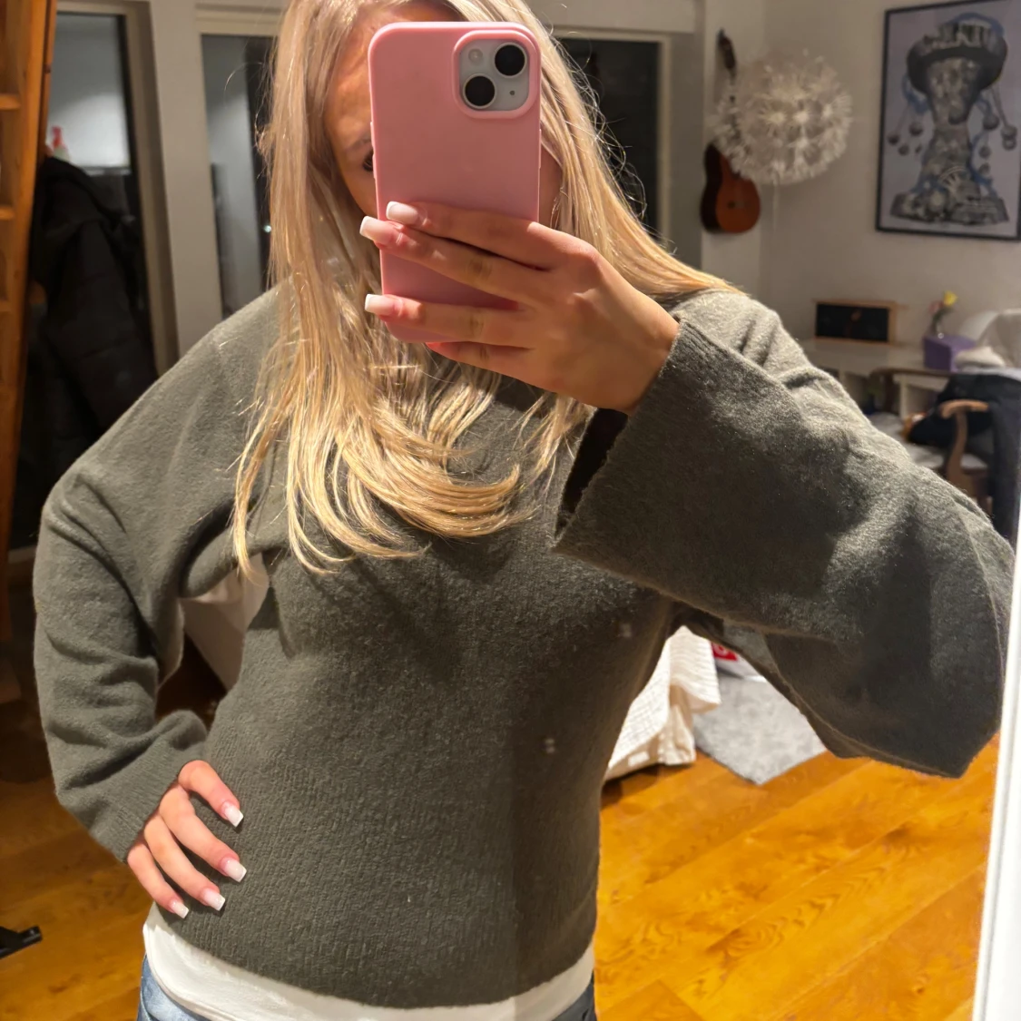 Mörkgrön stickad tröja med vida ärmar - 1