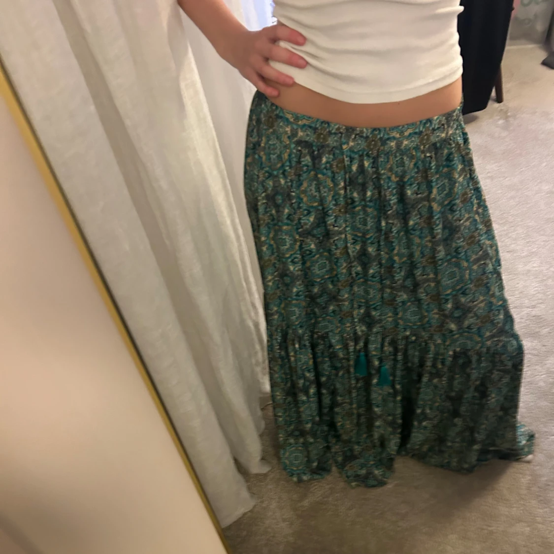 Mönstrad grön långkjol med volang - 1