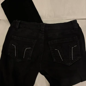 Svarta jeans med nitar från Gina Tricot - Säljer dessa jätte snygga bootcut byxor ifrån Gina eftersom dem inte passar mig så bra. Dem är bara använda några enstaka gånger. Jätte fint skicka förutom att det saknas två stenar på bakfickan som man ser på bilden men det är inget som märks vid användning💕