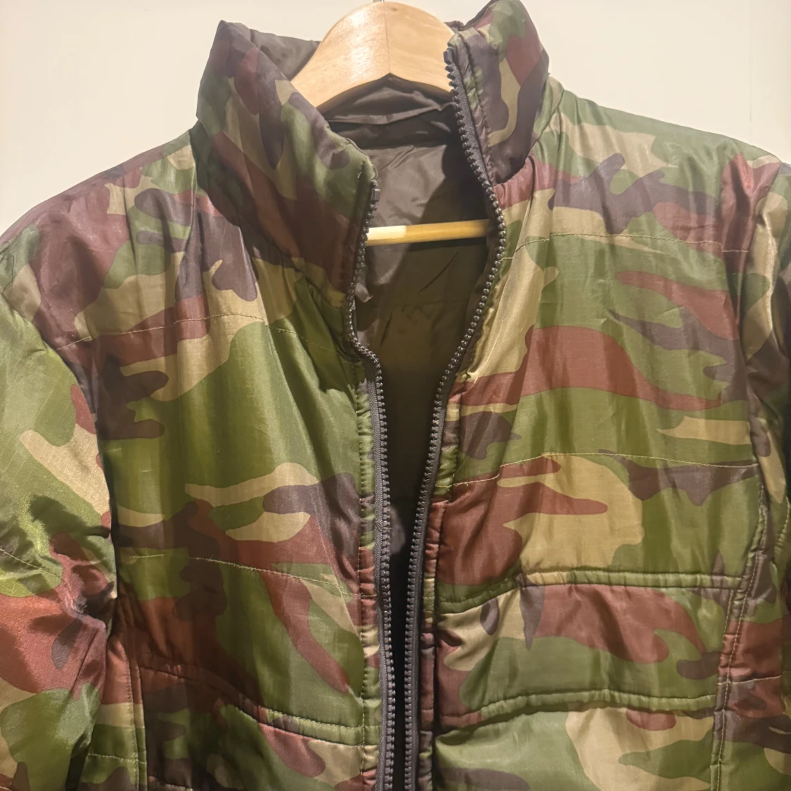 Lång brun pufferjacka med camouflage - 4