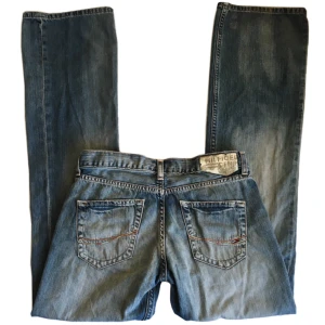 Vintage lowwaist flare jeans, Tommy Hilfiger - Supersnygga lågmidjade utsvängda jeans! Midjemått 77,5cm, Grenhöjd 22cm, Innerbenslängd 85,5cm, Benöppning rakt över 23,5cm