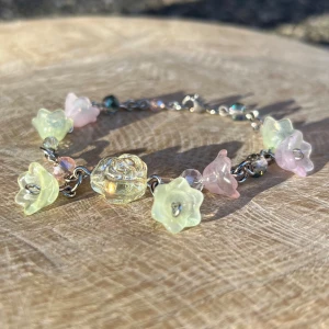 Armband  - Vackert armband av gröna, gula och rosa glaspärlor med rostfritt stål omfattning🌸🍃✨