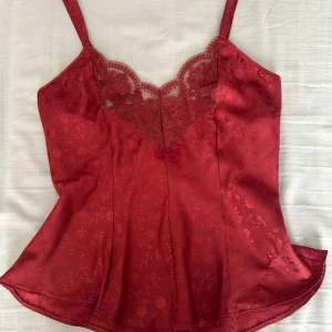 Röd spetsig linnetopp från Ballet - s/xs