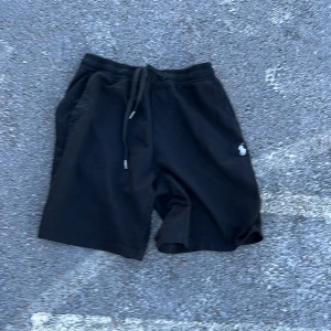 Svarta shorts från Polo Ralph Lauren M - Svarta shorts från Polo Ralph Lauren. Nypris cirka 1399. Pris kan dikuteras 