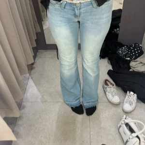 Ljusblå bootcut jeans med rå kant - Snygga ljusblå jeans med bootcut passform och låg midja. 