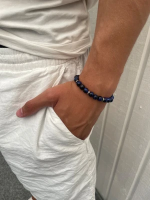 STENARMBAND - 8mm Blå & Svart - Snyggt STENARMBAND från Montore. 8mm pärlor med metalldetaljer. Vid fler frågor eller funderingar hör av dig!