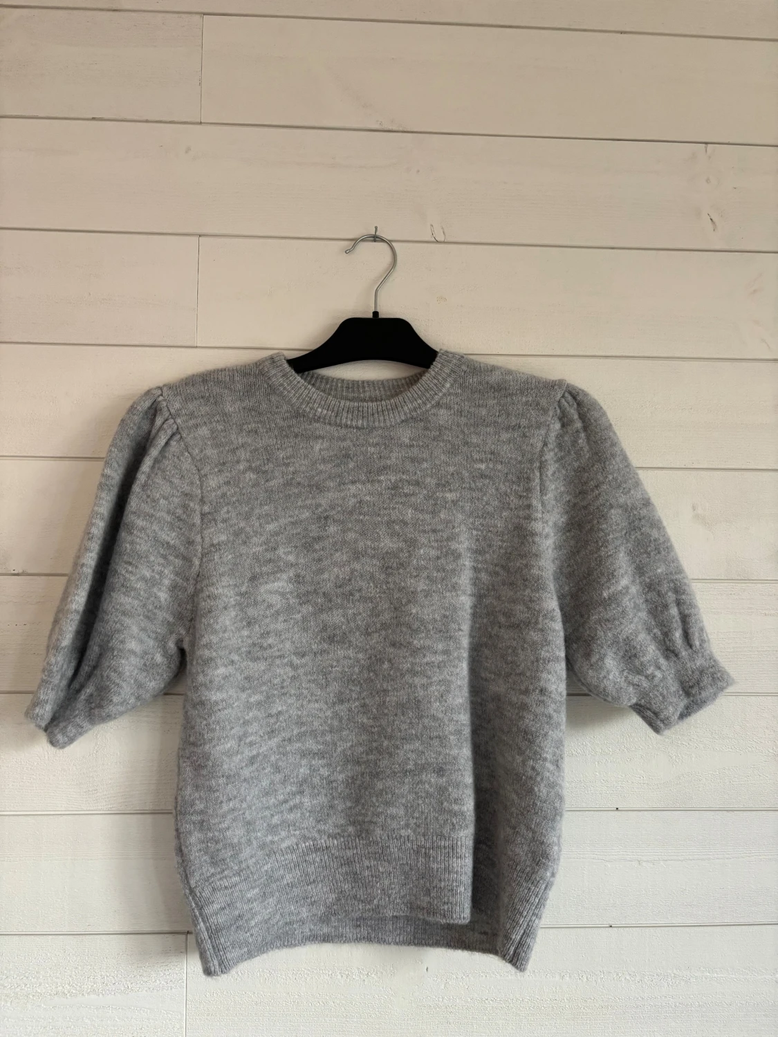 Grå stickad tröja med puffärm - 1