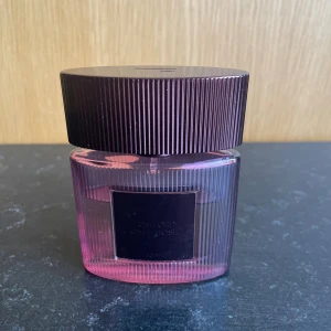 Tom Ford Café Rose 30ml - Tom Ford Café Rose Eau de Parfum i en snygg 30ml flaska.( Ca 25 ml kvar) Perfekt storlek att ta med i väskan och en stilren design som passar dig som gillar exklusiva detaljer.