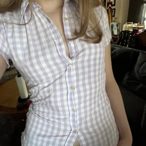 Kortarmäd skjorta med en rosett på ryggen - Tja jag tror titeln säger det mesta! Den är sydd av mig så den har lite brister här och där. Pris kan diskuteras!💕