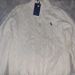 Vit stickad polotröja Polo Ralph Lauren - Säljer en vit stickad polotröja från Polo Ralph Lauren. Jag säljer den för att den är för liten för mig. Den är i ett ny skick. Jag köpte den för 1100 och säljer nu för 600kr skriv om ni har några frågor. Vill göra en snabb affär 