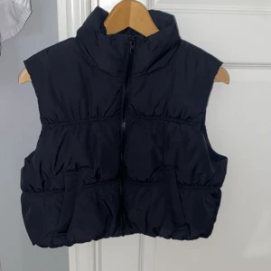 Väst från H&M - Jag säljer en väst från H&M i storlek S men den passar bra om man har nån storlek mindre också🥰Jag säljer den för att den inte kommer till användning och har använt den cirka 5 gånger men finns inget tecken på användning!💞💞