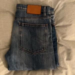 Blåa Valentino Jeans - Säljer dessa blåa Valentino jeans med en riktigt snygg tvätt. I nyskick. Storlek 31.