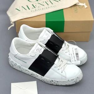 Valentino Open | 40 - Valentino Open for a change sneakers | Nyskick! | Original box, dustbag samt extra skosnören ingår! | INGA BYTEN | Fraktar spårbart eller möts upp i Täby 