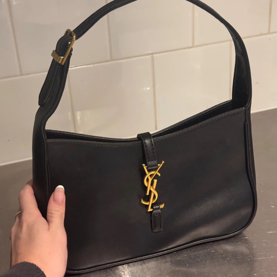 Svart axelväska från Saint Laurent