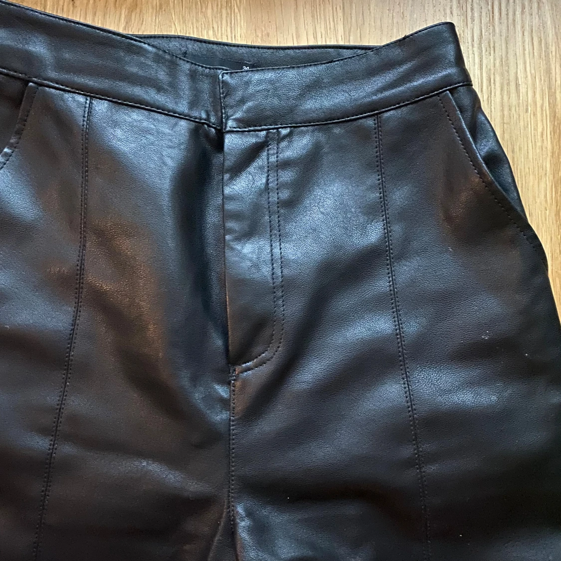 Svarta skinnbyxor med raka ben - 1