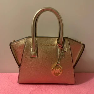 Michael Kors väska ”Avril” i Pale Gold - Ny och oanvänd