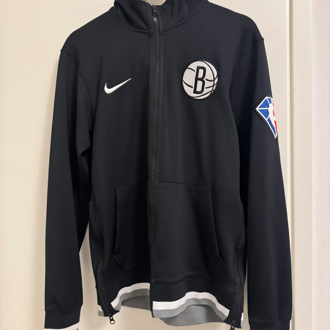 Svart Brooklyn Nets vindjacka Nike S & T shirt size M  - 1