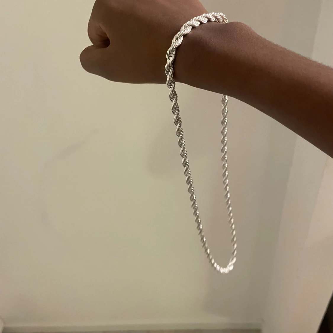 Silverfärgat tvinnat halsband