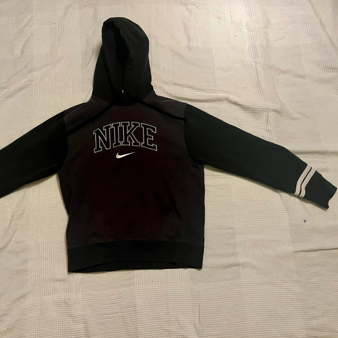 Svart hoodie från Nike med logga