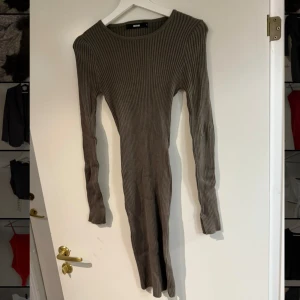 Ribbstickad klänning Bikbok  - Superfin klänning från Bikbok storlek S knappt använd 🍀