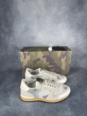 Valentino rockrunners - Storlek: 41 || Skick: mycket bra || Nypris: Ca 7000 kr || Följ för liknande produkter 🍾