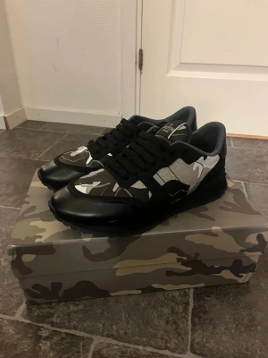 Valentino rockrunners  - Hej! Jag säljer nu mina helt nya valentino rockrunners då dom inte passade mig. Skorna är helt nya och aldrig använda endast testade, skorna är perfekt ni för vintern och lite kallare dagar. Skorna är i storlek 46 men är extremt små i storleken så sitter som ungefär 43-44, box fås med och priset är ej hugget i sten så tveka inte på att höra av dig vid minsta fundering. MVH 