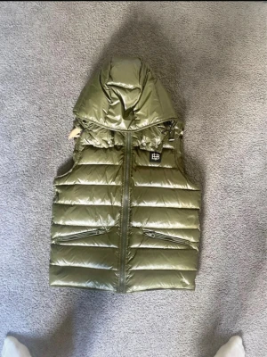 Väst - Säljer denna väst från bvaldi som är ny aldirg använt den eftersom den är för stor för mig.Skickar samma dag och skickar gärna mer bilder och svarar på frågor