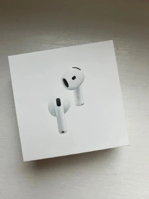 AirPods 4 - Nya Apple AirPods 4 med aktiv brusreducering. Trådlösa hörlurar med laddningsetui, kompatibla med USB-C, Apple Watch och Qi-certifierade laddare. Förseglad förpackning, inga synliga skador eller slitage. Perfekt för musik, samtal och vardagsanvändning.