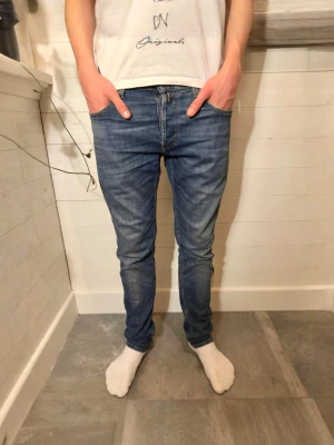 Blå Replay jeans - Säljer mina blåa jeans från Replay. De är i mycket bra skick, 8/10. Nypris ca 1500 kr. Skriv för mer bilder eller funderingar! 👍