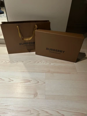 Burberry Classic Check Halsduk – Original • Ull/Cashmere • Ikonisk Lyx - Mjuk och varm Burberry-halsduk, perfekt för kalla vinterdagar. Klassisk design som passar till allt.         Fraktar inom 24h🚚