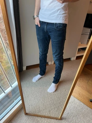 Replay anbass jeans - Tja! Schyssta Replay jeans!| Modell: Lapp saknas men sitter som anbass| Mycket gott skick!| Kontakta mig vid frågor och funderingar!| Pris alltid diskuterbart!| //Nils-Köp efter 25-12 skickas tidigast 29/30-12!