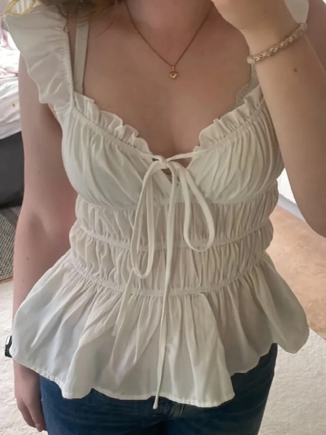 Vit blus med volang  - 1