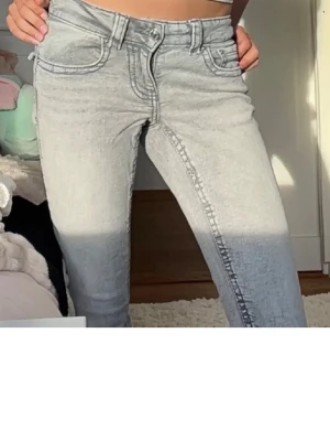 Grå bootcut jeans - Snygga💕grå jeans med bootcut-modell från Gina Tricot 🥰. Jeansen har snygga fickor där bak, låg midja och är tillverkade i mjukt denimtyg❣️strl 34! Säljer dessa då de är för korta för mig som är 175. Hör av er vid frågor 💘.