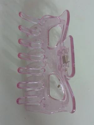 Rosa genomskinlig hårklämma - Säljer en rosa genomskinlig hårklämma som är 7.5 cm lång och i nyskick. Pris kan diskuteras🩷
