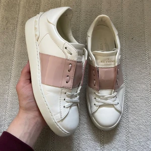 Valentino Open Rosa - Säljer dessa valentino open i rosa! Bilderna är från en tidigare säljare men skorna är i samma skick eftersom de bara är använda ett fåtal gånger. Storlek 38. Hör av er vid frågor🥰