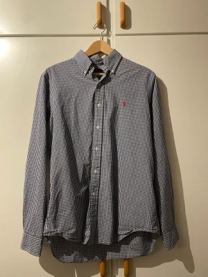 Blårutig skjorta från Ralph Lauren - Säljer en blårutig skjorta från Ralph Lauren i storlek M. Skjortan är köpt här på Plick och jag har bara använt den ett par gånger. Perfekt för dig som gillar stilrena och tidlösa plagg. Skick: 9/10