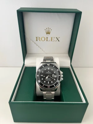 R0LEX Mekanisk klocka - Mekanisk klocka med hög kvalité och i ny skick. Använd bara ett få gånger men funkar samt ser som ny utan några konstigheter. Finns i Växjö vid intresse annars fraktas ✅