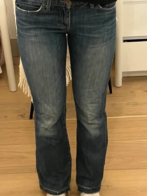 Blå bootcut jeans - Snygga bootcutjeans som är uppsprättade där nere, passar jättesnyggt fram och bak, jättefina till stickad tröja 🥰🫶🏼