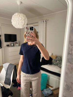 Beiga linnebyxor med resårmidja - Säljer ett par beiga linnebyxor med resår och snörning i midjan. Byxorna har raka ben och sidfickor, perfekta för en chill och avslappnad stil. Lätta och luftiga, passar grymt bra till sommaren.