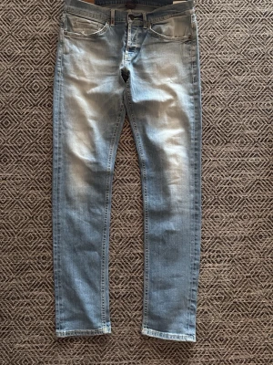 Dondup jeans  - Säljer nu mina sjukt snygga ljusblåa dondup jeans i mycket bra skick! W34 men passar mindre skulle jag säga! Skriv om det finns frågor! Nypris 4000kr! 