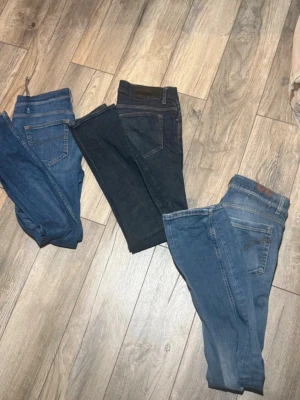 Tre par jeans i olika blå nyanser - 2 par TOS och 1 par Dondups🌹Går att köpa styck också🌹