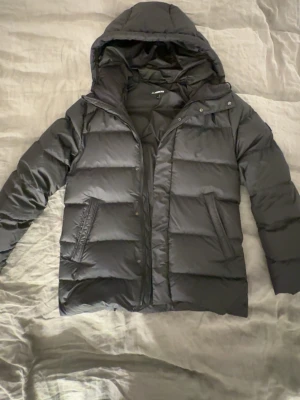 Svart pufferjacka från J.Lindeberg - Säljer en riktigt snygg vinterjacka från J.Lindeberg 🧥 Stilren och varm – perfekt för vintern. Ny pris 5000kr💰 📏 Storlek: M ➡️ Passar bäst om du är ca 180–190 cm 👤 Jag är 178 cm på bilden och tycker personligen att den sitter lite för stort Färg: Svart ⚡ Skick: 9/10 – väldigt fräsch och väl omhändertagen  Redo att skickas samma dag som du köper! Hör av dig om du har några frågor 