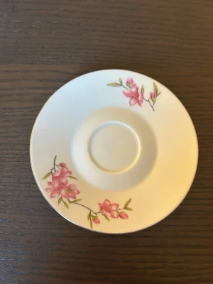 Blommigt tefat - Ett fat med blommönster.