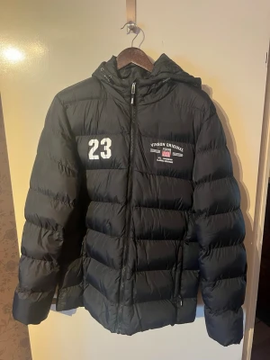  Vinson Original - En svart pufferjacka som är köpt i Igor sport. Ny pris ungefär 800kr! Det är bara att skriva om ni undrar över något och pris går att diskutera!🤝