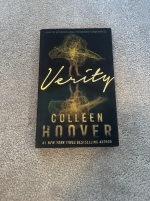 Verity - Colleen Hoover - Verity av Colleen Hoover är en spännande thriller som har blivit en TikTok-sensation med över 200 000 femstjärniga recensioner. Perfekt för dig som gillar nervkittlande berättelser och oväntade vändningar som håller dig vaken hela natten!