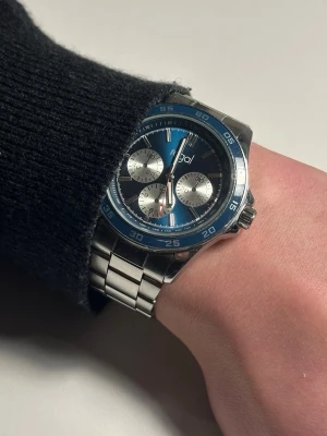 Regal klocka - Fint skick - Regal herrklocka, snygg blå/silver design + extra länkar & originalkartong  Klockan ser riktigt snygg ut med blå urtavla, silvriga detaljer och gedigen metallänk.  Alltid fungerat helt utan problem Kommer med extra länkar för att justera storleken Originalkartong ingår Snygg design som ser betydligt dyrare ut än sitt pris  Klockan sitter skönt på handleden, håller tiden som den ska och är redo att användas direkt.  Pris: 199 kr Kan hämtas i Helsingborg eller skickas.  Kontakta på blocket för sna