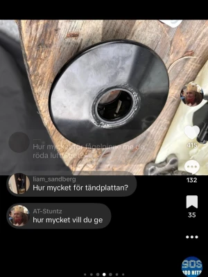 Motoforce remskiva racing svart - Säljer en svart racing remskiva från Motoforce som passar Peugeot Vivacity och Vivacity 2. Skivan har en clean och sportig look med Motoforce-logga i orange. Perfekt för dig som vill trimma mopeden och få bättre prestanda.